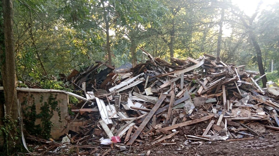 Žene sa po návrate z dovolenky naskytol nepríjemný pohľad. Robotníci jej omylom zdemolovali dom