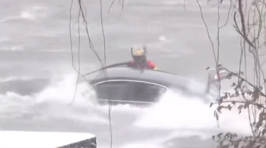 VIDEO: Tragédia v Niagarských vodopádoch. Žena s autom vošla do mrazivej vody, zachrániť sa ju nepodarilo
