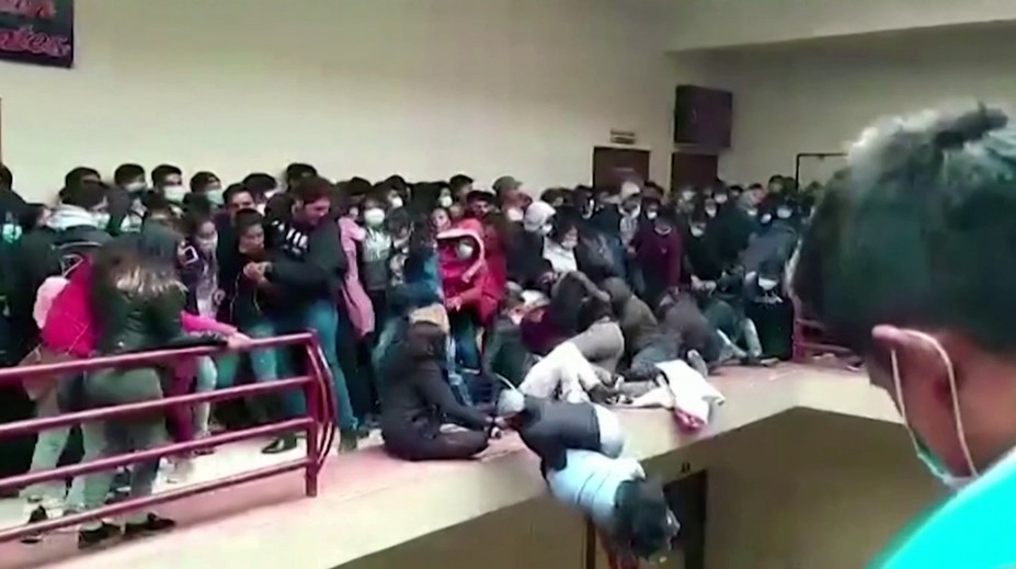 VIDEO: Nešťastie na univerzite. So študentmi sa zrútilo zábradlie, hlásia najmenej sedem mŕtvych