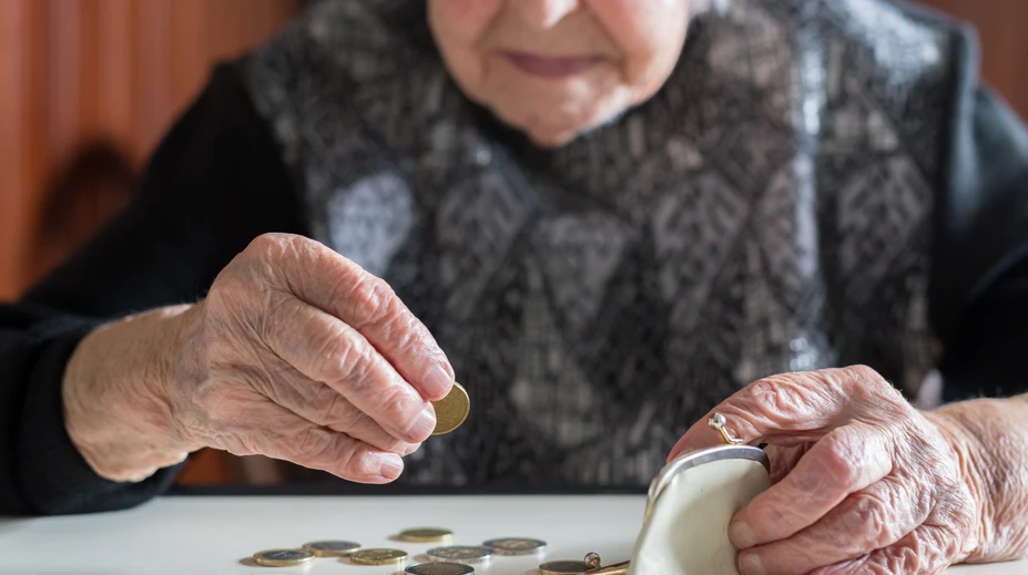 Ministerstvo financií zvažuje ďalšie okresanie sumy, ktorú si pracujúci odkladajú na súkromné dôchodkové účty
