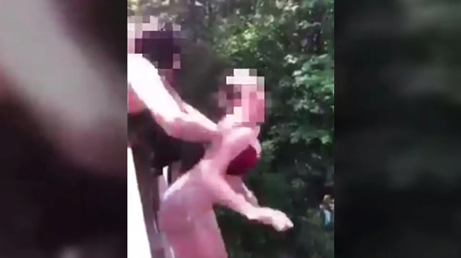 Kamarátku sotila z mosta, lebo sa bála skočiť. Dievča (16) takmer prišlo o život