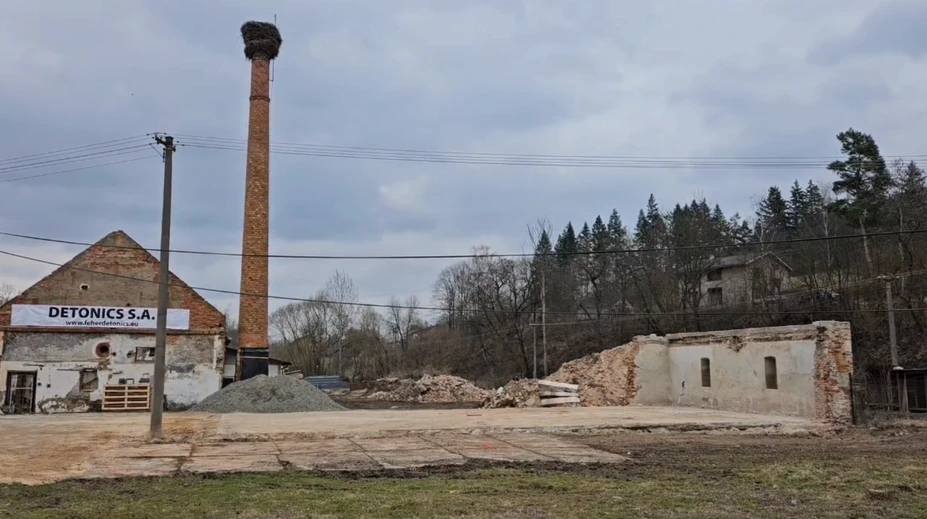 VIDEO: Pri Prešove odpálili vyše 100-ročný komín. Zaťažovalo ho bocianie hniezdo