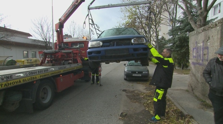 Spred paneláka jej zmizlo auto. Napriek platným dokladom mesto usúdilo, že je to vrak
