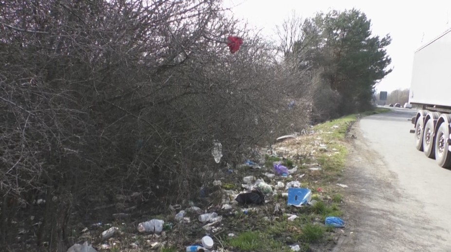 Fľaša s močom, vrecko s výkalmi či starý nábytok. Odpočívadlá a odstavné plochy pri ceste často pripomínajú smetiská