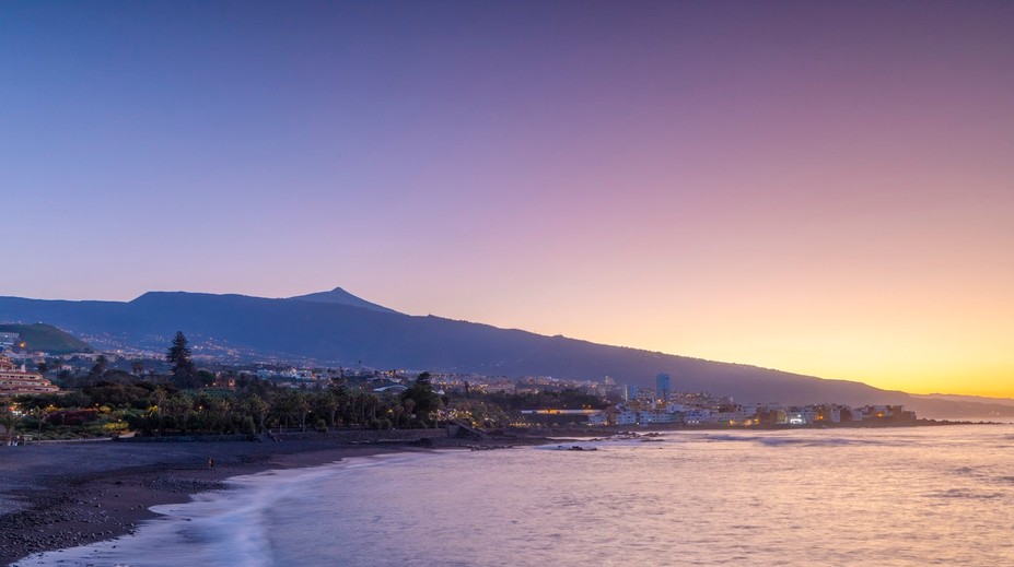 Na jednej z najkrajších pláží Kanárskych ostrovov platí zákaz kúpania. Vo vode číhajú infekcie