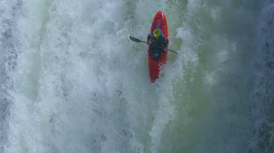 Odvážny kajakár zdolal divoký 25-metrový amazonský vodopád