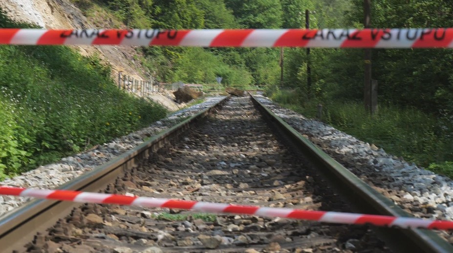 Železničnú dopravu na Orave prerušila uvoľnená skala. Odborníci už vedia, ako masív odstránia