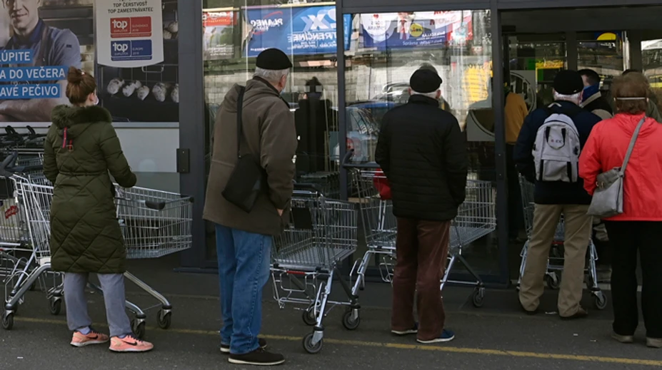 Obchodníci vyzývajú ľudí, aby nakupovali s rozumom. Potravín je dosť