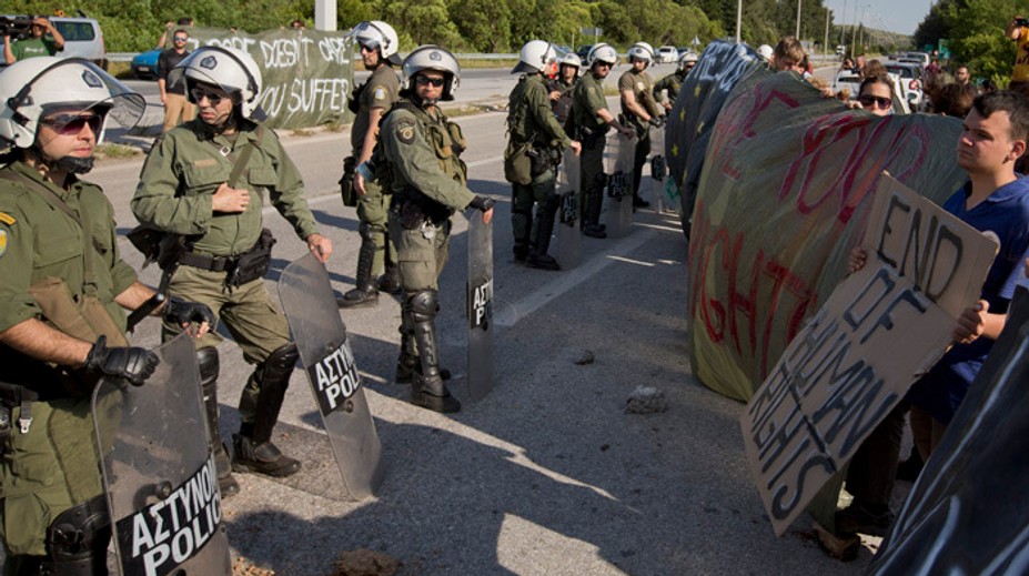 Gréci pokračujú v evakuácii migrantov z tábora Idomeni