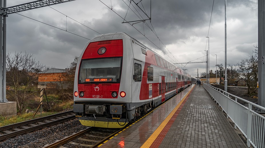 Ľudia denne cestujú z Nitry do Bratislavy za prácou. Železničná trať ale stále chýba