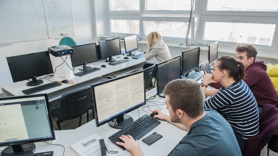 Školy dostanú nové počítače za 200 miliónov. Podľa odborníka sú investície rozdeľované nerozumne