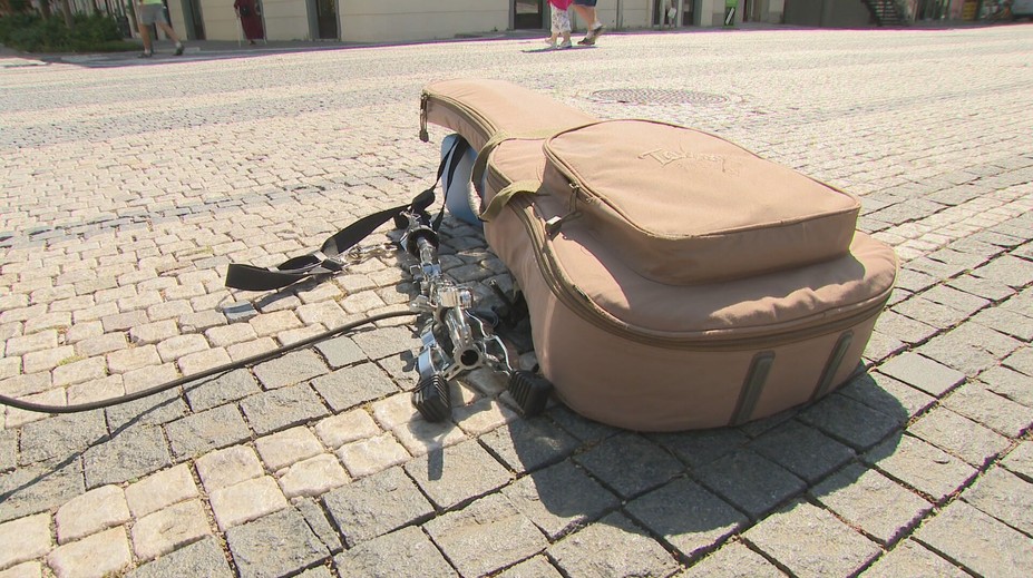 Jeho javiskom je námestie v Trnave. Pouličné hranie mu údajne pomáha prepájať sa s ľuďmi