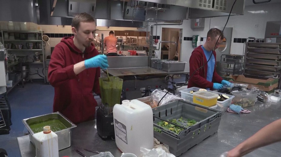 Unikátna reštaurácia vo Švédsku: Z potravín, ktoré končia v koši, varia pochúťky