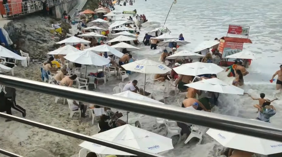 Dovolenkárov zaskočili obrovské vlny. Deti museli silno držať, aby ich nezobrala voda