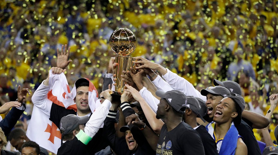 Golden State získal piaty titul NBA, LeBron James uznal kvality súpera