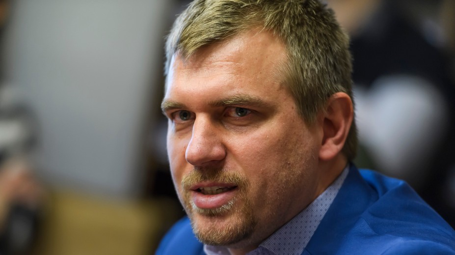 Všetko bolo v súlade so zákonom, vyhlásil pred výborom NRSR Kuffa. Ponad Malú Fatru mal letieť bez povolenia