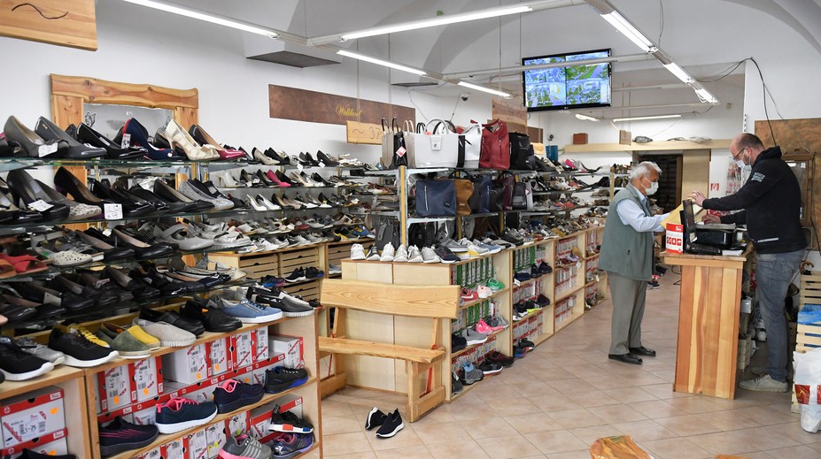 Obuv si môžete vyskúšať iba s ponožkou, skúšať oblečenie je zakázané úplne