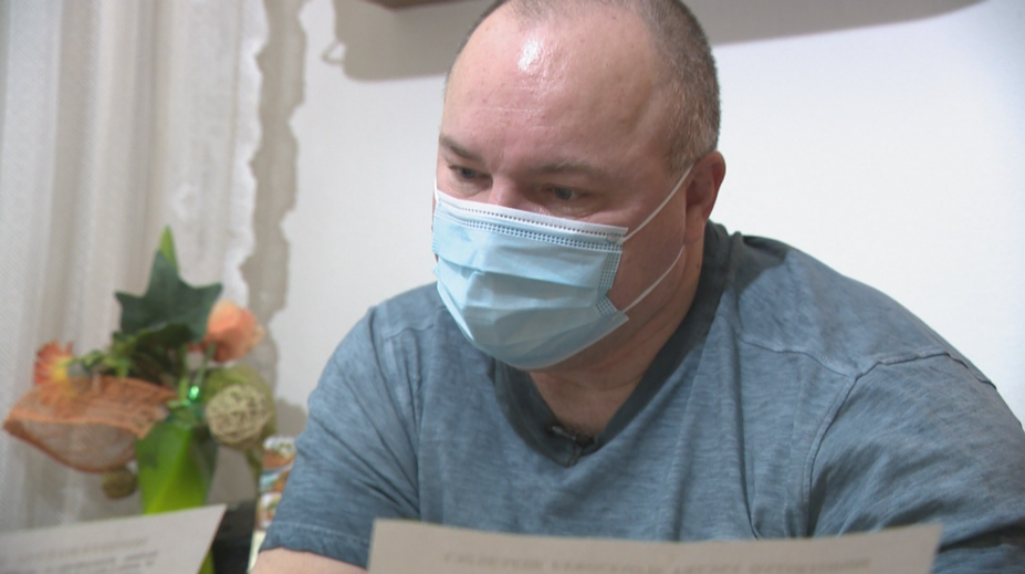 Je synom cudzincov, vyrástol však na Slovensku. Napriek tomu má problémy získať občianstvo