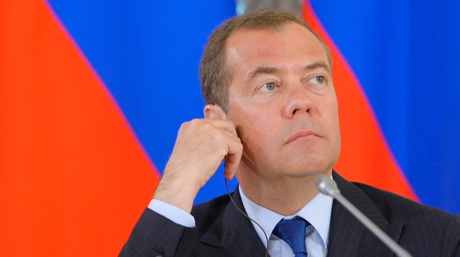 Ruská vláda na čele s Medvedevom podáva demisiu, Putin už predstavil jeho nástupcu
