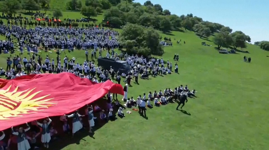 VIDEO: Desivý incident v Kirgizsku. Lúkou plnou ľudí sa rútil odbrzdený nákladiak, zranenia utrpelo 29 detí