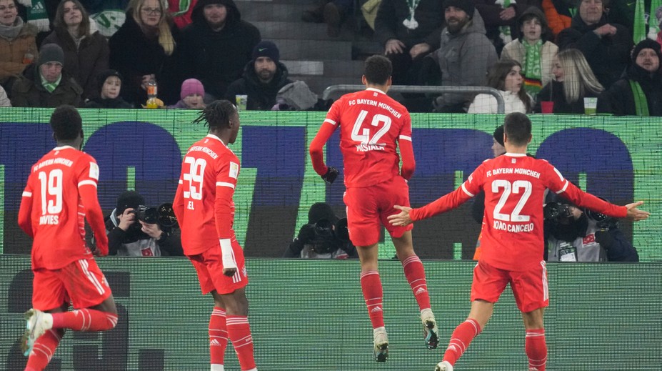 VIDEO: Zase to spravil. Musiala sa zbavil všetkých protihráčov a parádnym sólom vrátil Bayern na čelo