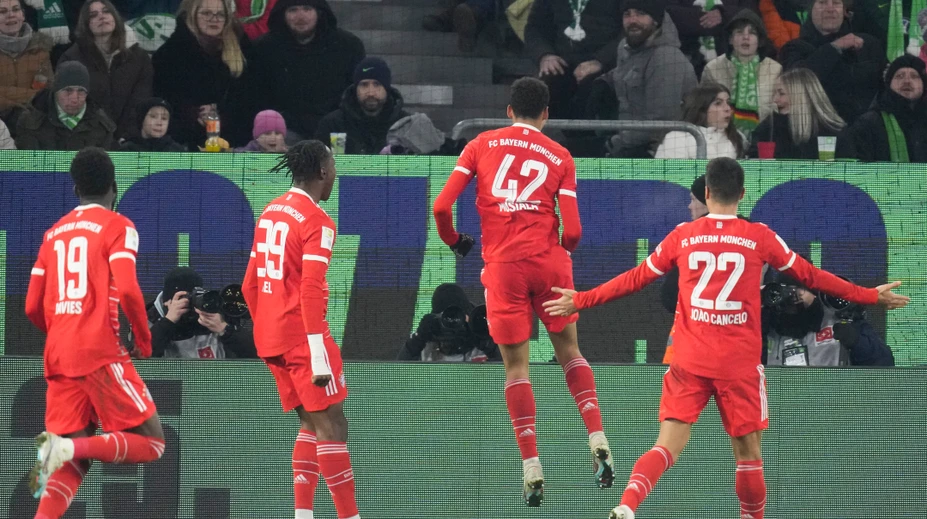 VIDEO: Zase to spravil. Musiala sa zbavil všetkých protihráčov a parádnym sólom vrátil Bayern na čelo