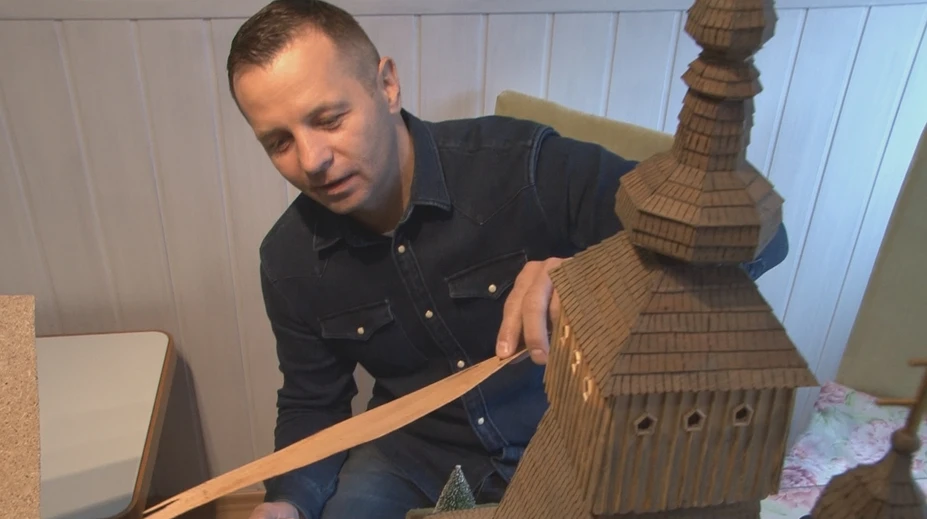 Cez deň chytá cestných pirátov a po nociach vyrába unikátne diela. Zhotovil aj maketu pamiatky UNESCO