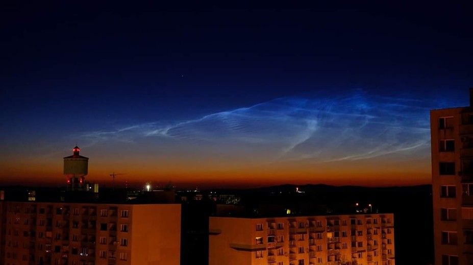 FOTO: Vzácny úkaz nad Slovenskom. Nočné svietiace oblaky rozžiarili nebo