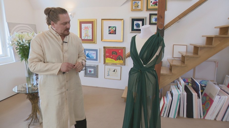 Prezidentka si starostlivo vyberá ľudí, ktorí stoja za jej imidžom. Patrí medzi nich aj známy návrhár