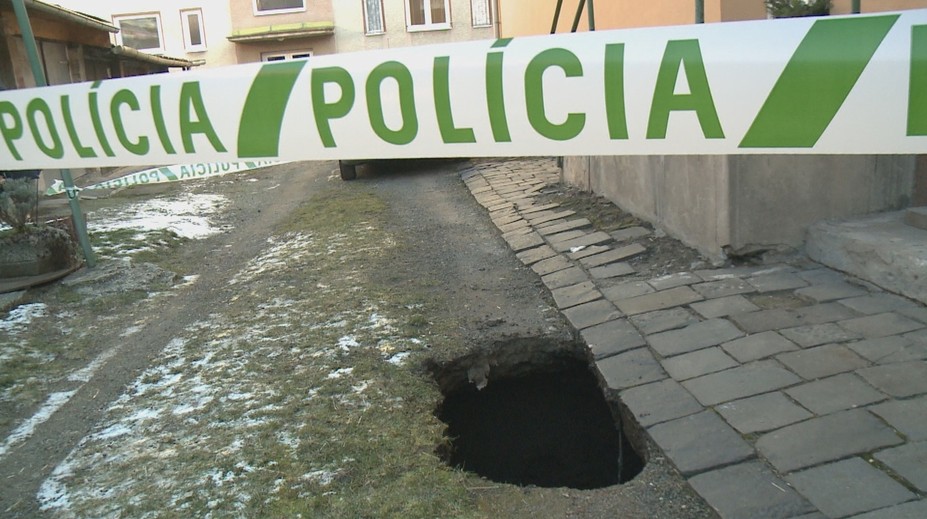 Sused tvrdí, že si čistil pivnicu. Zuzane sa po jeho kopaní prepadol dvor