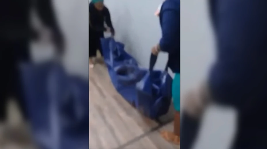 Telo ako dôkaz: Rodina prišla na pobočku poisťovne s nebožtíkom vo vreci
