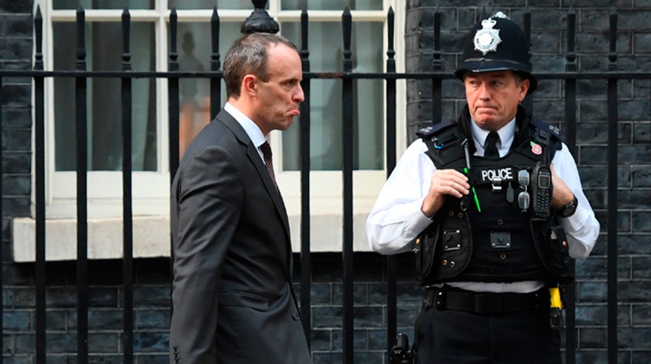 Britská vláda sa rozpadá, pre brexit rezignoval už druhý minister