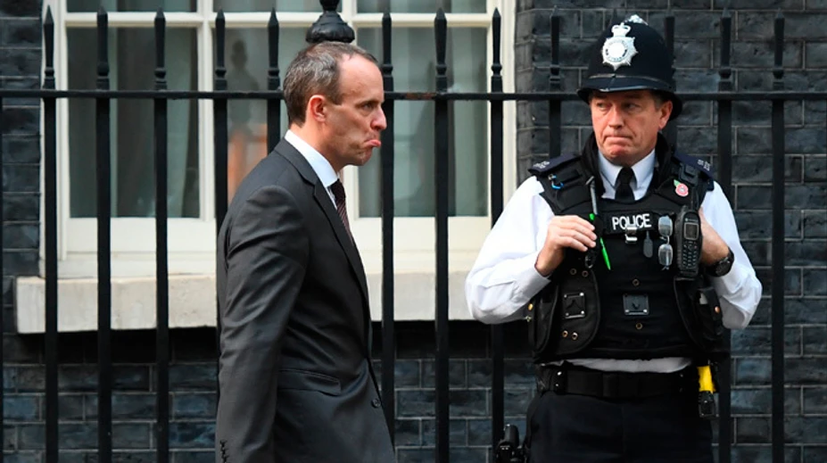 Britská vláda sa rozpadá, pre brexit rezignoval už druhý minister
