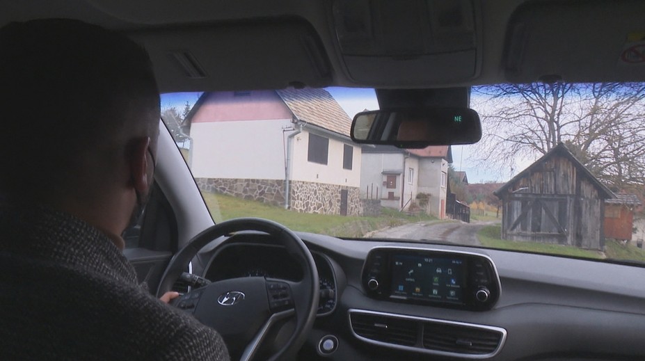 Stále sú obce, v ktorých mobilný signál nenájdete. Ak si chcú zavolať, musia vyšliapať na kopec
