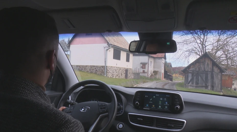 Stále sú obce, v ktorých mobilný signál nenájdete. Ak si chcú zavolať, musia vyšliapať na kopec