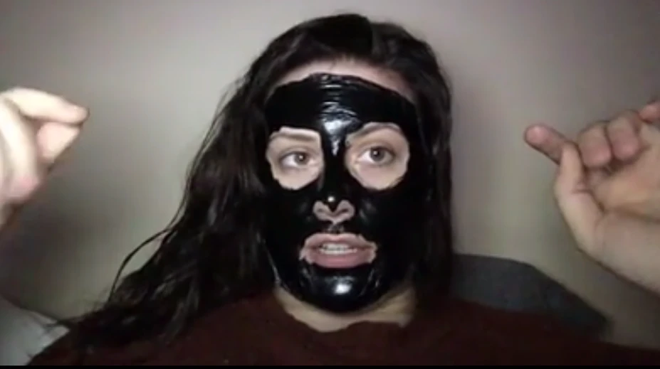 Bolí to ako pôrod! Boj s pleťovou maskou zabáva milióny ľudí