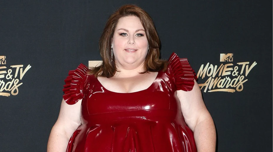 Obéznu herečku za latexové šaty zvozili pod zem. Toto odkazuje kritikom