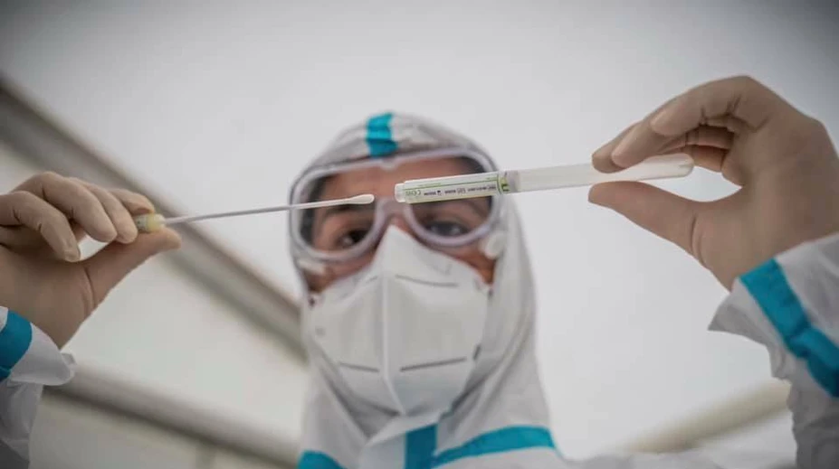 V Číne na odhalenie covidu čoraz viac používajú test zo stolice. Okrem výhod má aj tieto negatíva