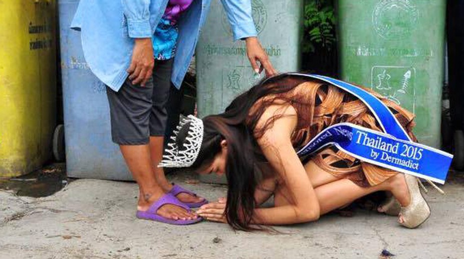 Kráľovná krásy sa poklonila smetiarke. Dôvod vás dojme k slzám