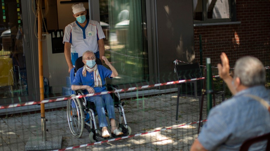 Zamestnanci sociálnych služieb dostanú v čase krízovej situácie infekčný príplatok 405 eur