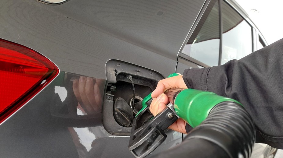 Ceny palív by mali v najbližšom období klesnúť. Experti však upozorňujú na jednu vec, ktorá by to mohla zvrátiť