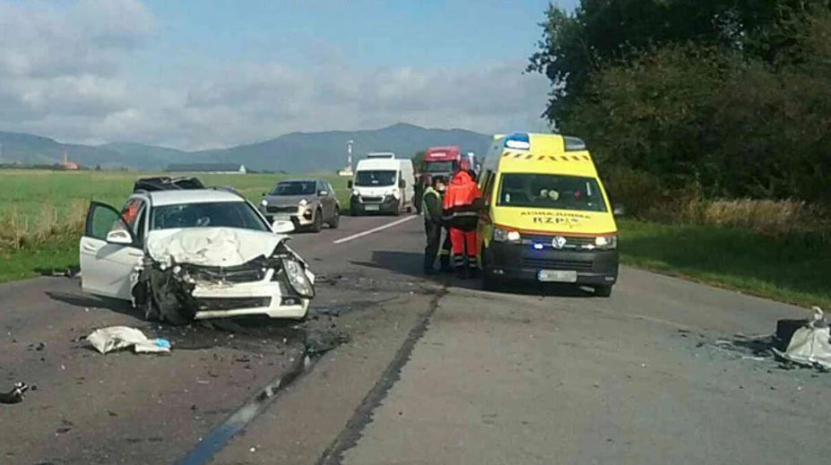 Vážna nehoda pri Pravenci, zranili sa dvaja ľudia