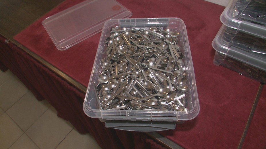 Prijímanie sa nebude dávať na ruku, hygienik zmenil vyhlášku. V Prešove nakúpili 25-tisíc lyžíc