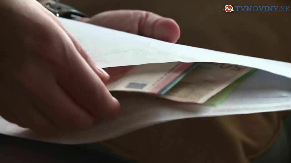 Predstaviteľom bývalého komunistického režimu sa znížia dôchodky