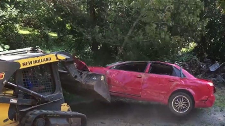 Otec nachytal dcéru s priateľom v aute. Čo prišlo po tom, vás zaskočí