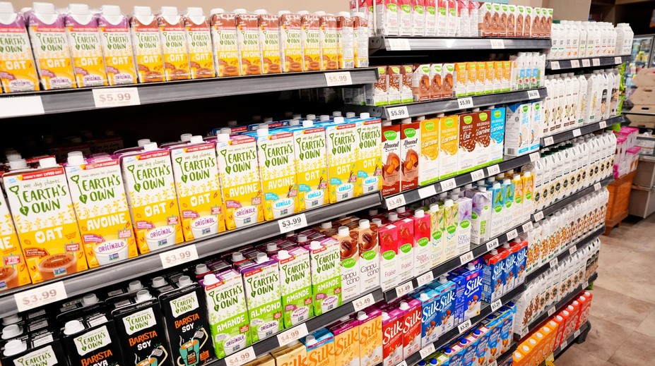 Rastlinné mlieka nemajú nižšiu sadzbu dane. Podľa aktivistov je to diskriminácia a žiadajú zmenu