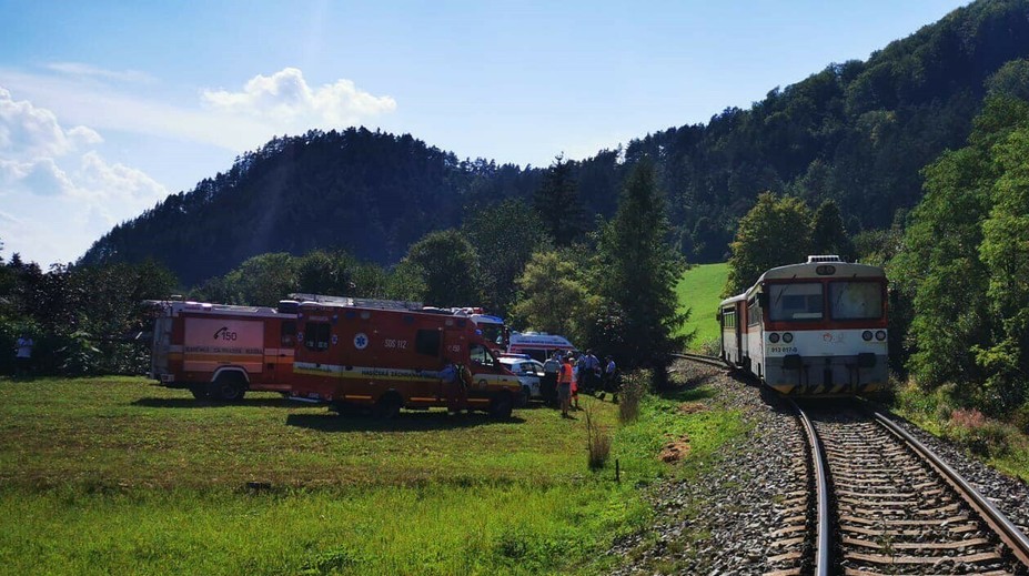 Ďalšia tragédia na železničnom priecestí: Rozbehnutý vlak tlačil auto 150 metrov