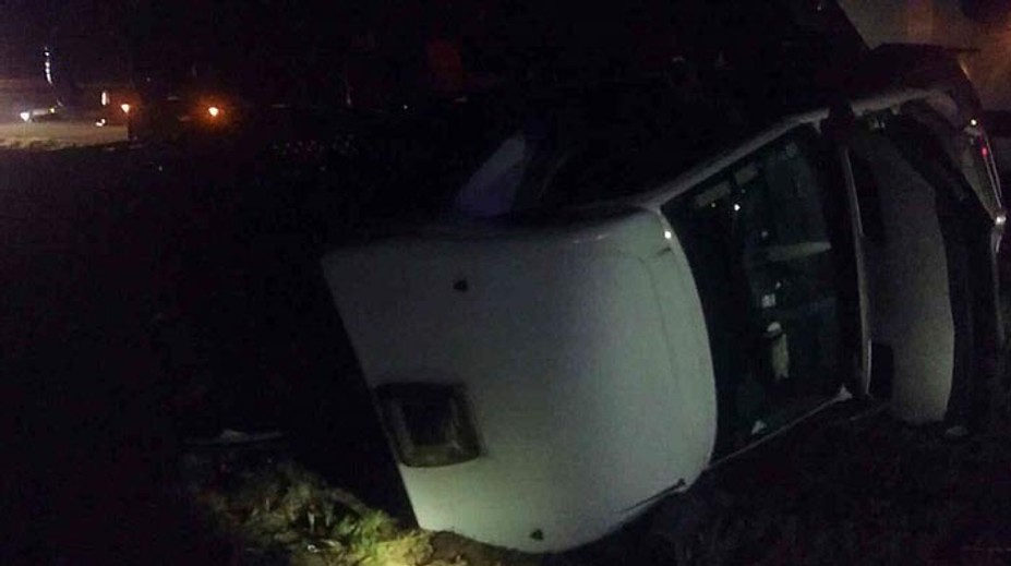 Vážna ranná nehoda na D2 pri obci Sekule. Auto skončilo prevrátené v priekope