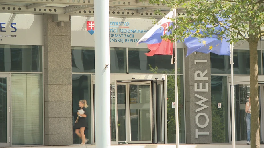 Štát chce uľahčiť veľké verejné obstarávania. Opozícia aj mimovládky sa boja korupcie
