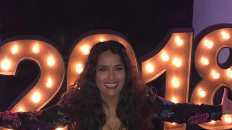 Celebrity oslávili nový rok po svojom: Salma Hayek s natlačenými prsiami, zahalená Mariah Carey